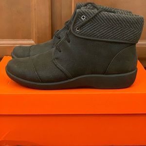 Cloudsteppers Clarks Lace-up Ankle Boots